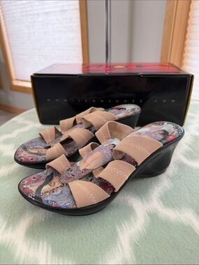 ICON Beige Elastic Strap Wedge Sandals with Leather “Leda” Painted Footbed sz 6